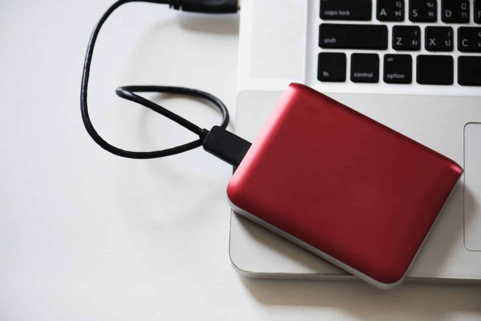 Disco externo conectado a un ordenador portátil para almacenamiento de datos