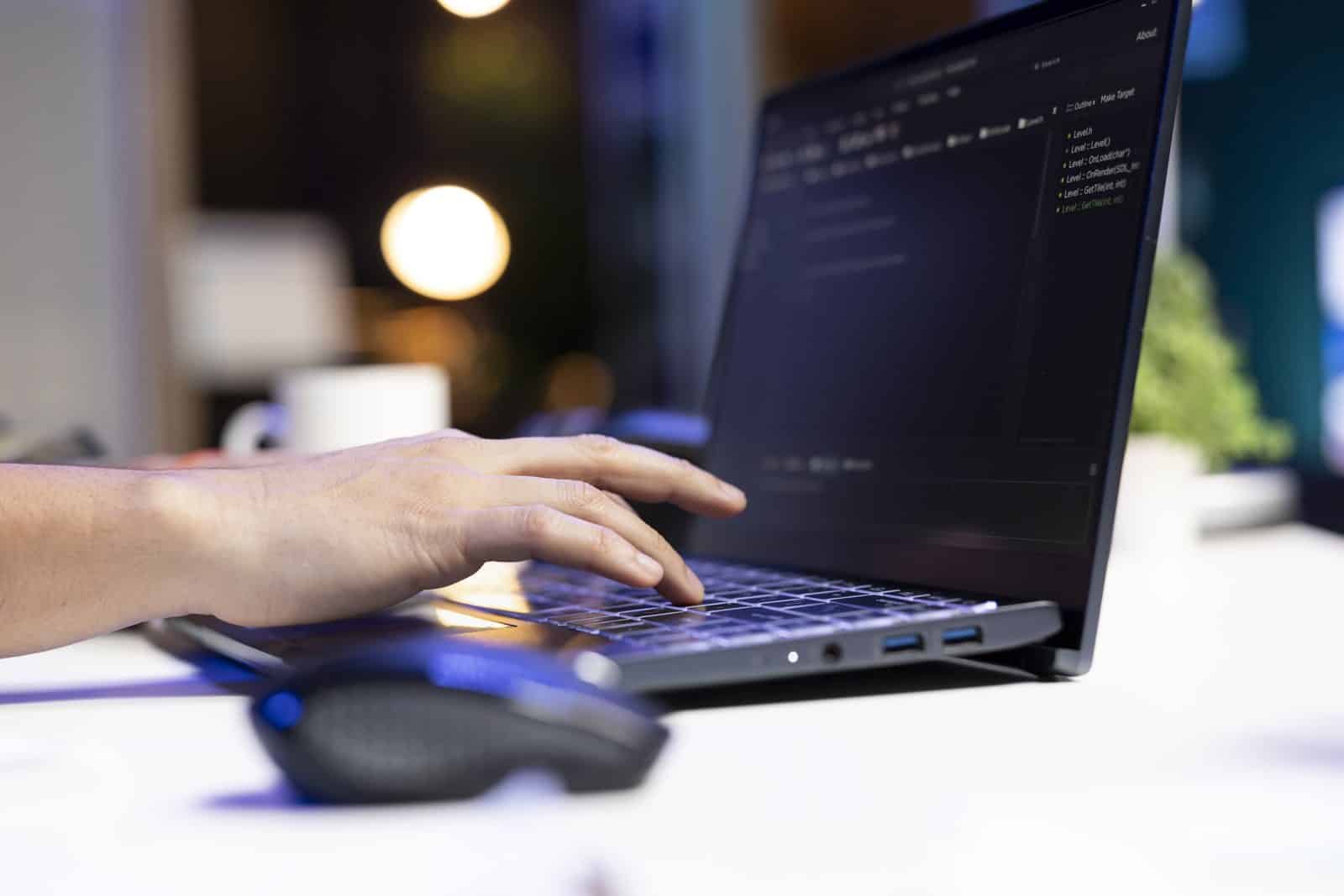 Programación de software en un ordenador portátil